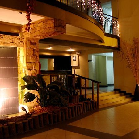 Lancaster Hotel Cebu Мактан Екстер'єр фото